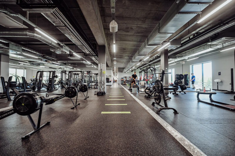 Wolne przestrzenie do ćwiczeń indywidualnych w Well Fitness Jelenia Góra Zabobrze