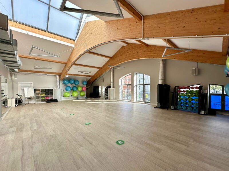 Sala fitness w Well Fitness Wrocław Tęczowa – przestrzeń do zajęć grupowych z matami, piłkami