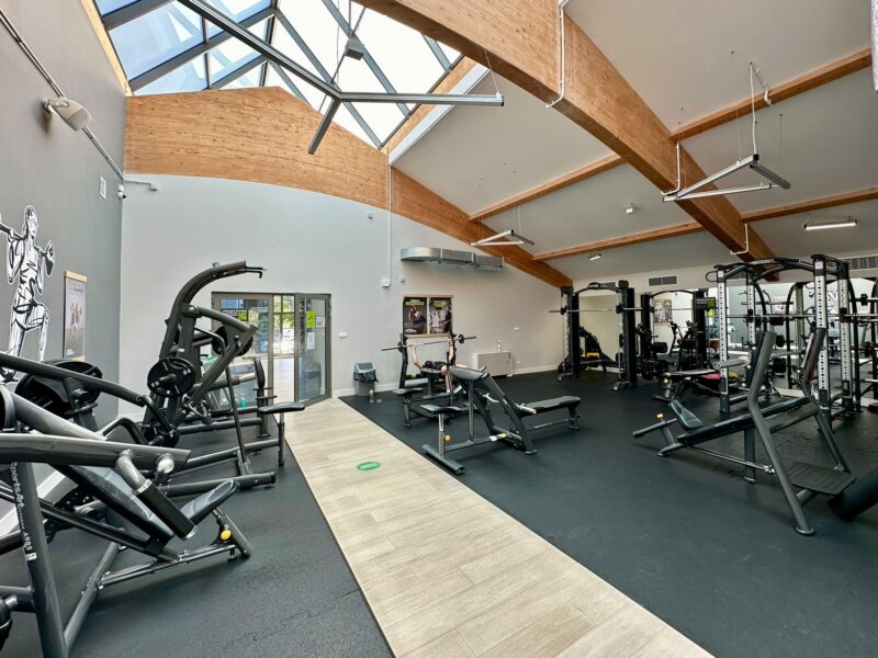 Sala siłowa w Well Fitness Wrocław Tęczowa – nowoczesne maszyny do ćwiczeń siłowych