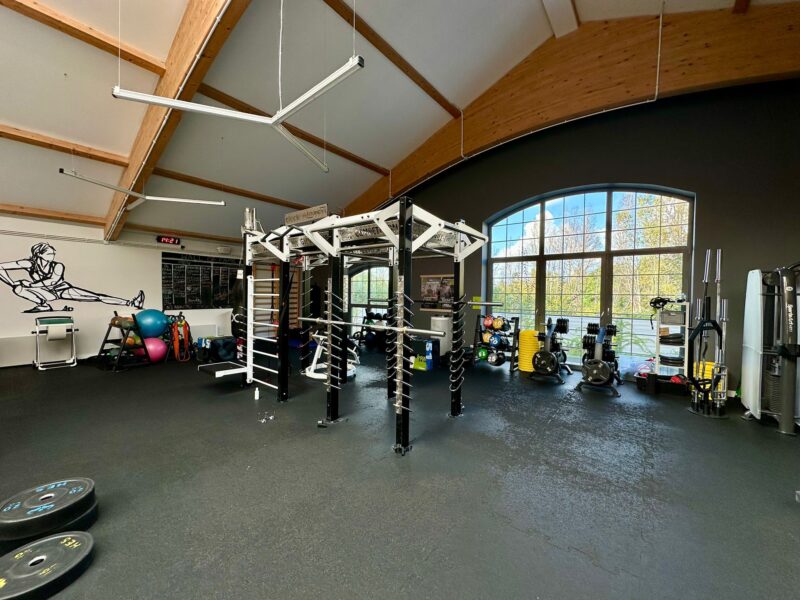 Brama treningowa w strefie funkcjonalnej Well Fitness Wrocław Tęczowa – TRX, kettlebells i akcesoria