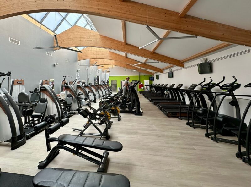 Ławki do ćwiczeń siłowych w Well Fitness Wrocław Tęczowa – strefa wolnych ciężarów