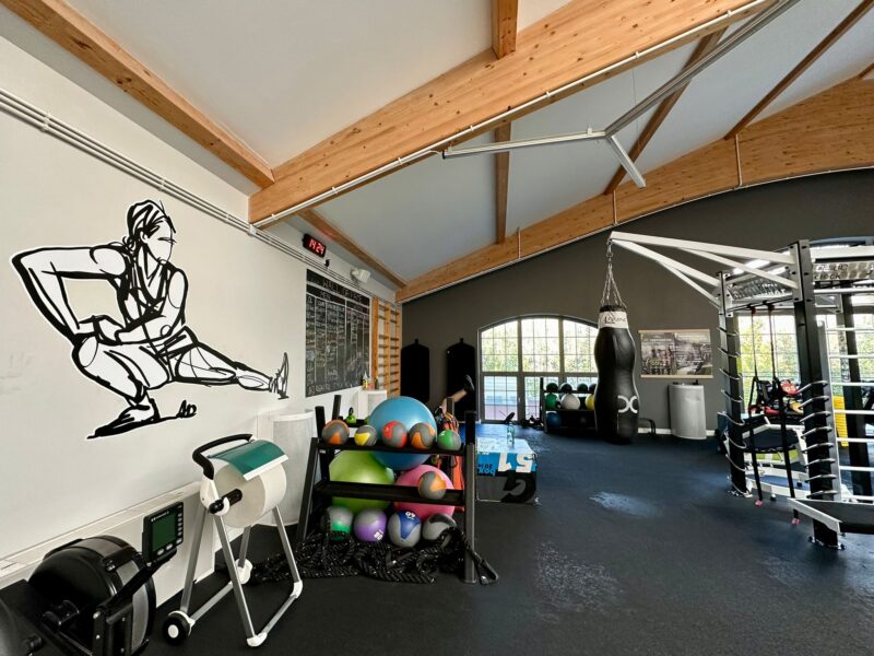 Sprzęt do fitness w Well Fitness Wrocław Tęczowa – piłki, stepy, gumy i akcesoria do zajęć grupowych