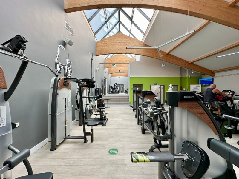 Maszyny siłowe w Well Fitness Wrocław Tęczowa – wyposażenie do treningu siłowego