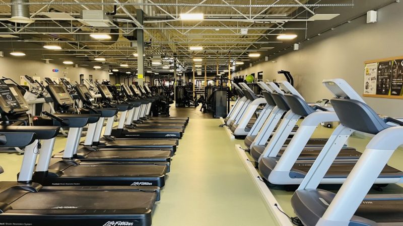 Sala do ćwiczeń cardio z maszynami oraz bieżniami.
