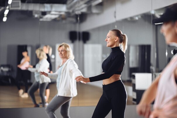 Zajęcia Latino Dance na sali fitness, taniec inspirowany latynoskimi rytmami