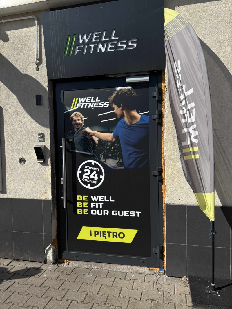 Wejście do siłowni Well Fitness Legnica Marsa z logo
