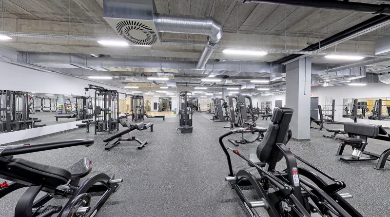 Sala do ćwiczeń z maszynami na poszczególne mięśnie ciała.