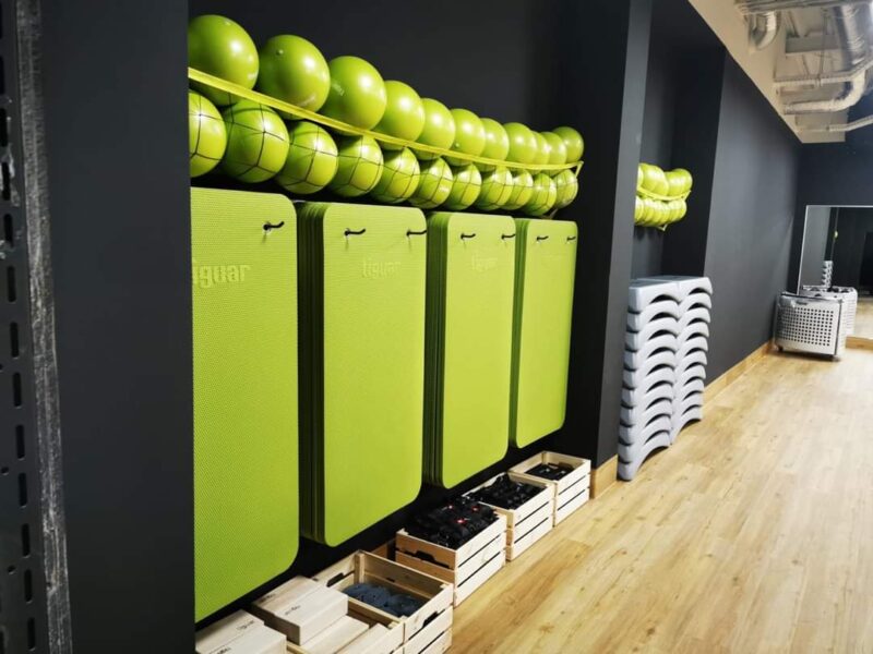 Akcesoria do ćwiczeń na sali fitness.