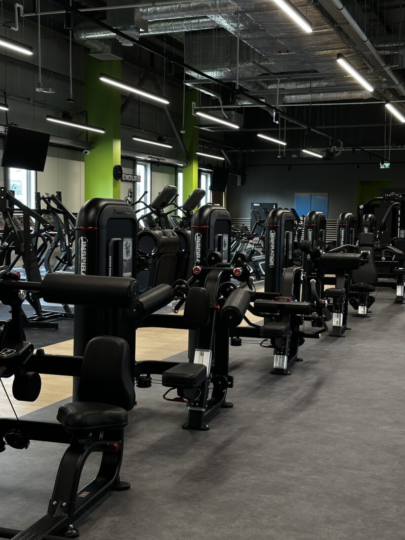 Maszyny siłowe – przestrzeń do treningu siłowego w Well Fitness Wrocław Astra.