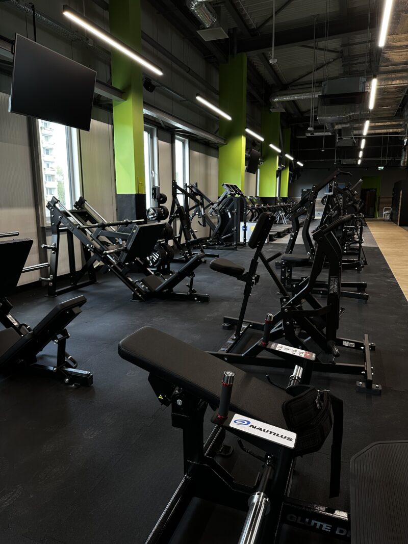 Kolejna sala z maszynami siłowymi – Well Fitness Wrocław Astra.
