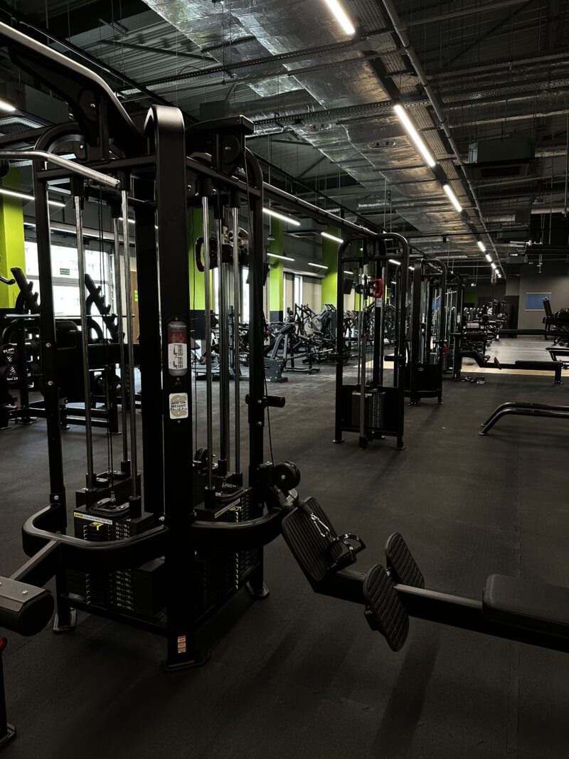Brama do ćwiczeń w klubie Well Fitness Wrocław Astra.