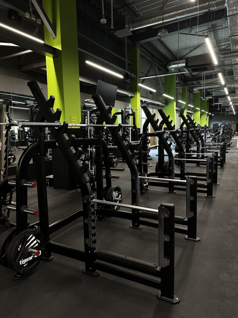 Maszyny siłowe w siłowni Well Fitness Wrocław Astra – nowoczesny sprzęt do treningu.