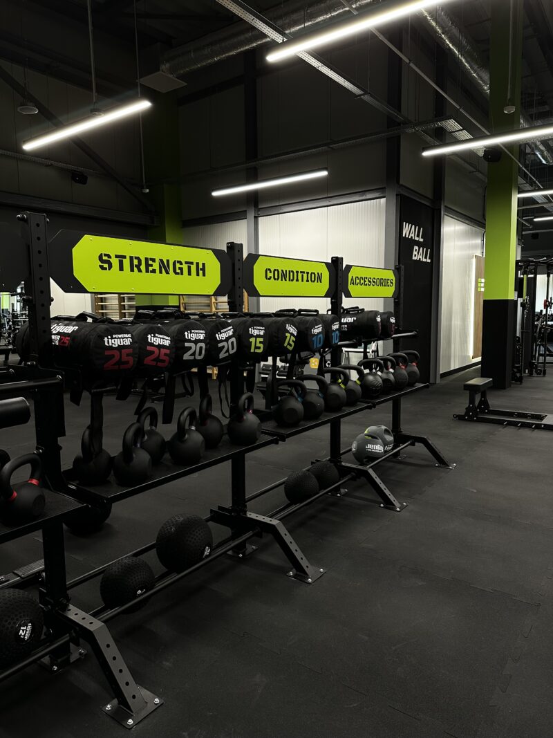 Strefa funkcjonalna z kettlebells – Well Fitness Wrocław Astra.