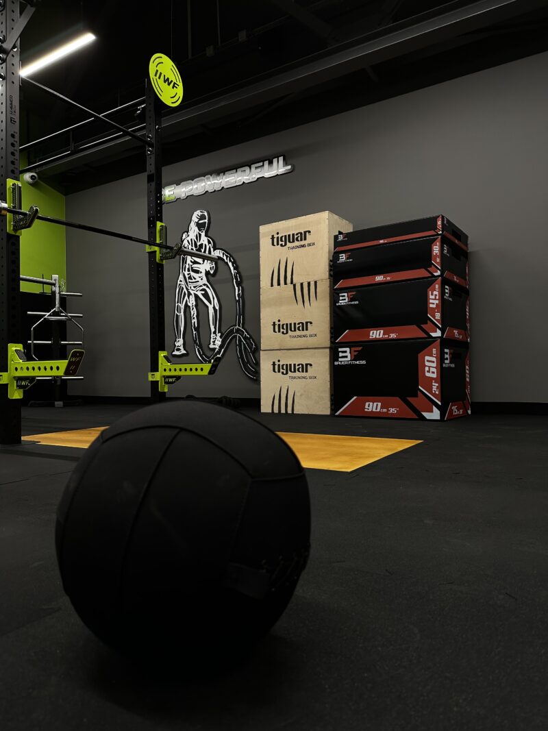 Wolna przestrzeń treningowa z piłką do ćwiczeń – Well Fitness Wrocław Astra.