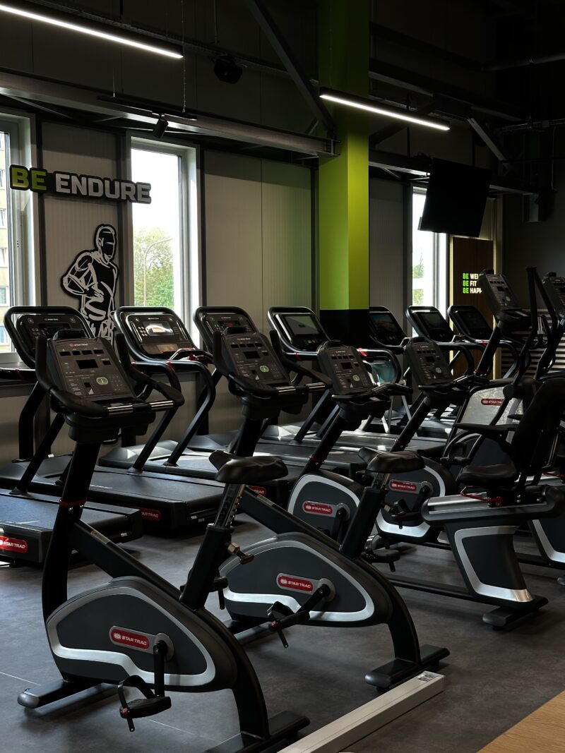 Strefa cardio z bieżniami, rowerakmi – Well Fitness Wrocław Astra.