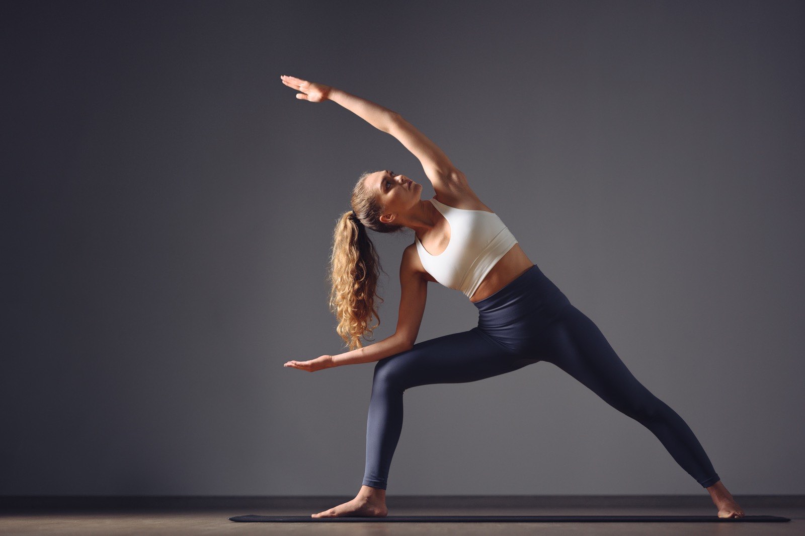 Kobieta ćwicząca jogę well fitness