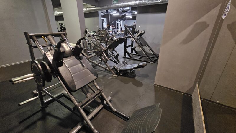Strefa maszyn siłowych w klubie fitness Teofilów