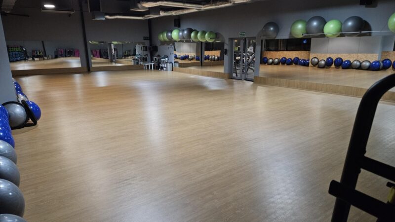 Przestronna sala fitness w siłowni Well Fitness Teofilów