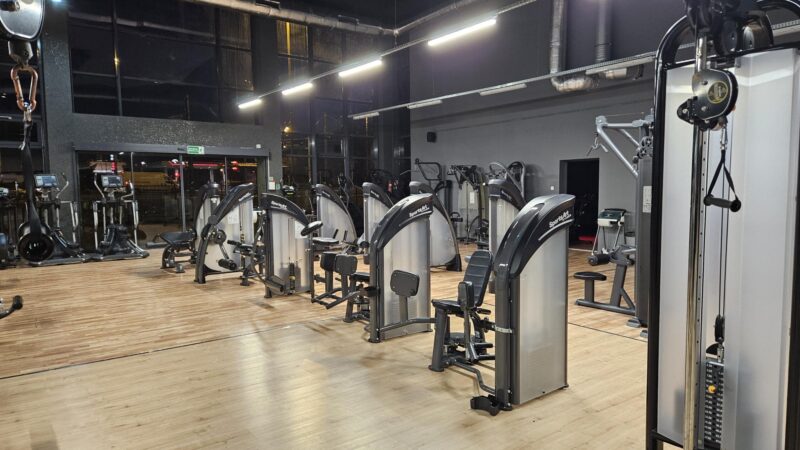 Nowoczesne maszyny siłowe – Well Fitness Łódź Teofilów