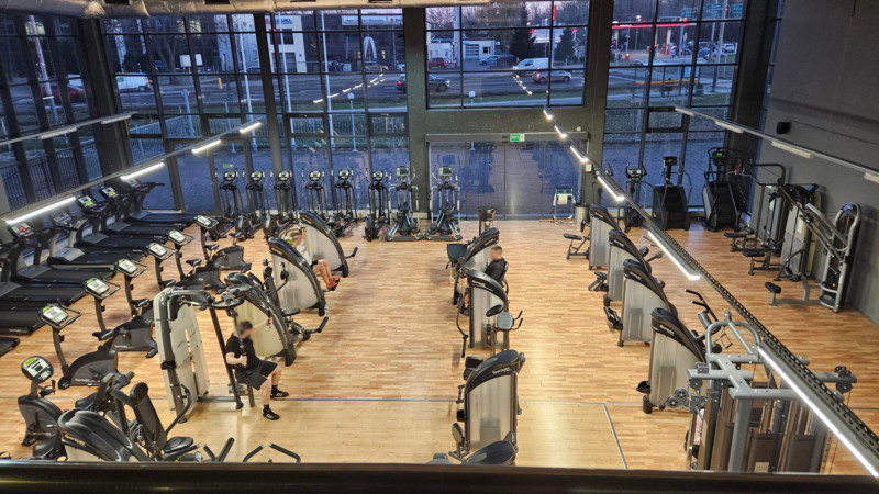 Widok z góry na strefę maszyn siłowych – Well Fitness Teofilów