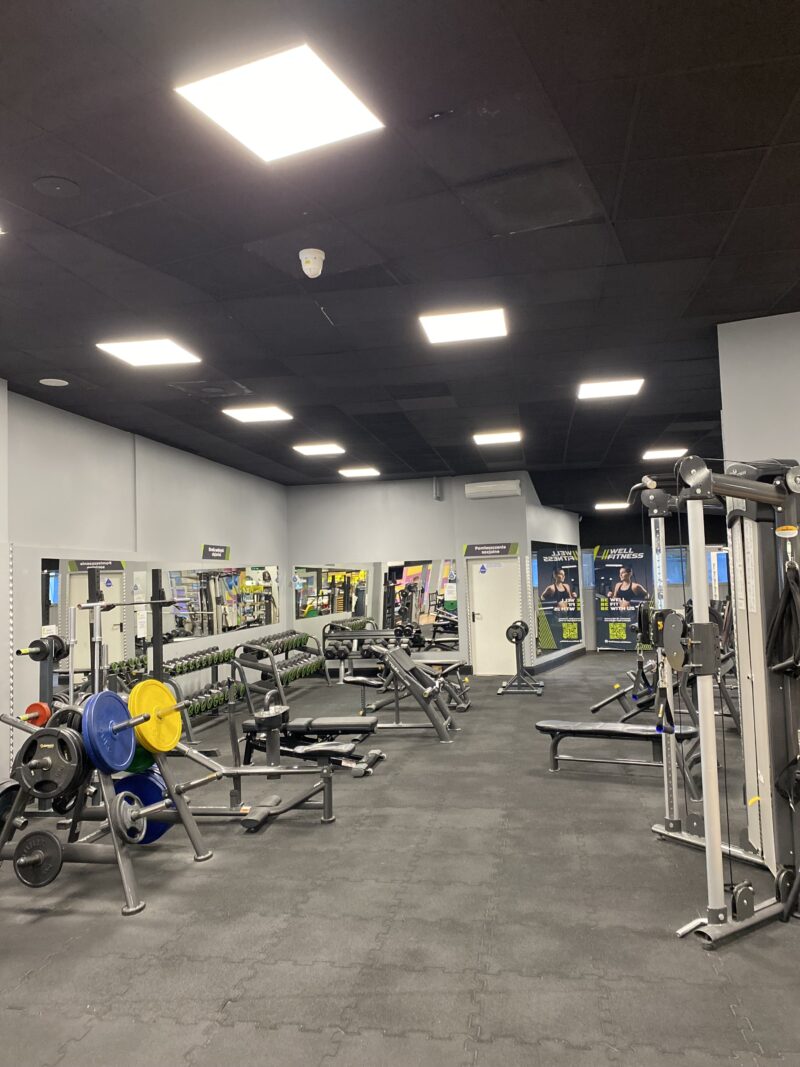 Wolna przestrzeń do treningu siłowego – Well Fitness Widzew