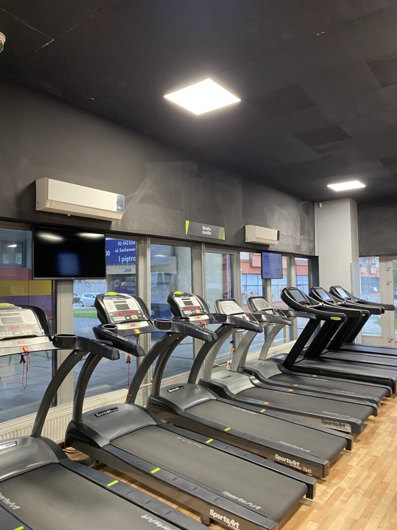 Bieżnie w strefie cardio – siłownia Łódź Widzew