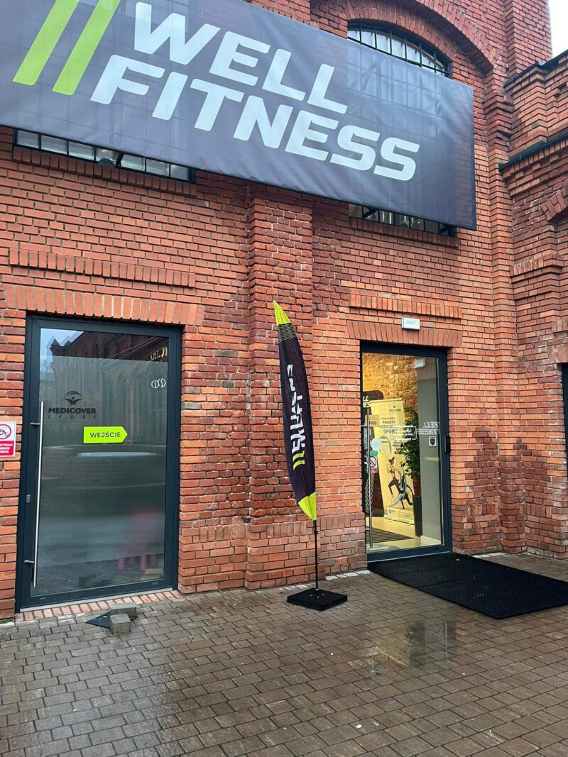 Wejście do siłowni Well Fitness Łódź Ogrody Geyera od strony dziedzińca