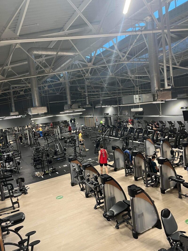 Widok z góry na strefę cardio – Well Fitness Łódź Ogrody Geyera