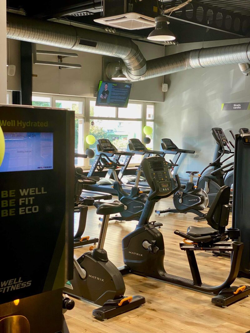 Siłownia Well Fitness Łódź Chojny – strefa cardio z maszyną Well Hydrated"