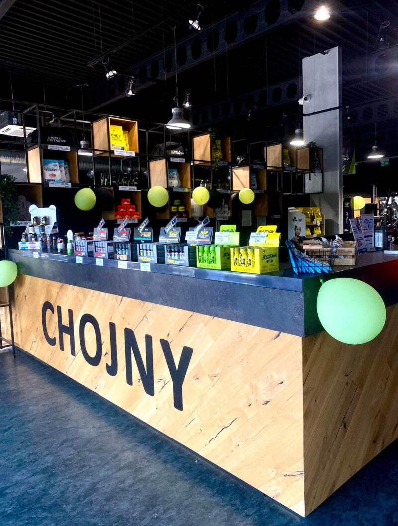 Recepcja siłownia Well Fitness Łódź Chojny – wejście do klubu fitness