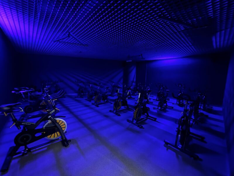 Trening Indoor Cycling w dedykowanej sali w Well Fitness Złote Tarasy