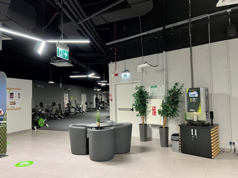 Strefa relaksu z wygodnymi fotelami w Well Fitness Warszawa Złote Tarasy