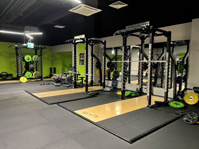 Strefa treningowa ze sztangami w Well Fitness