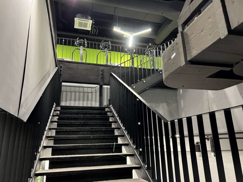 Wejście do siłowni Well Fitness Warszawa Złote Tarasy – schody prowadzące do klubu