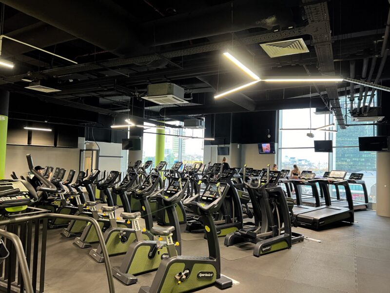 Strefa cardio z bieżniami i rowerkami treningowymi w Well Fitness Warszawa Złote Tarasy