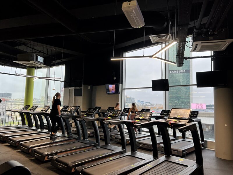 Bieżnie do treningu cardio w Well Fitness