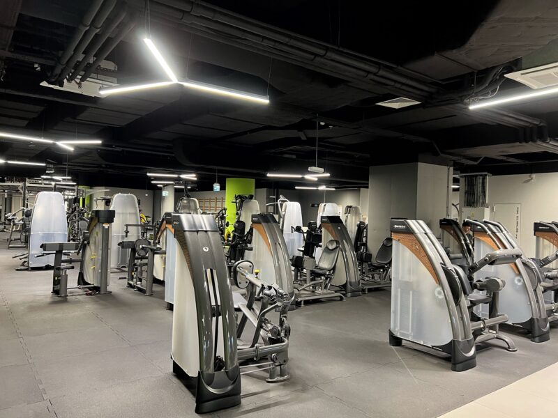 Strefa maszyn siłowych w klubie Well Fitness
