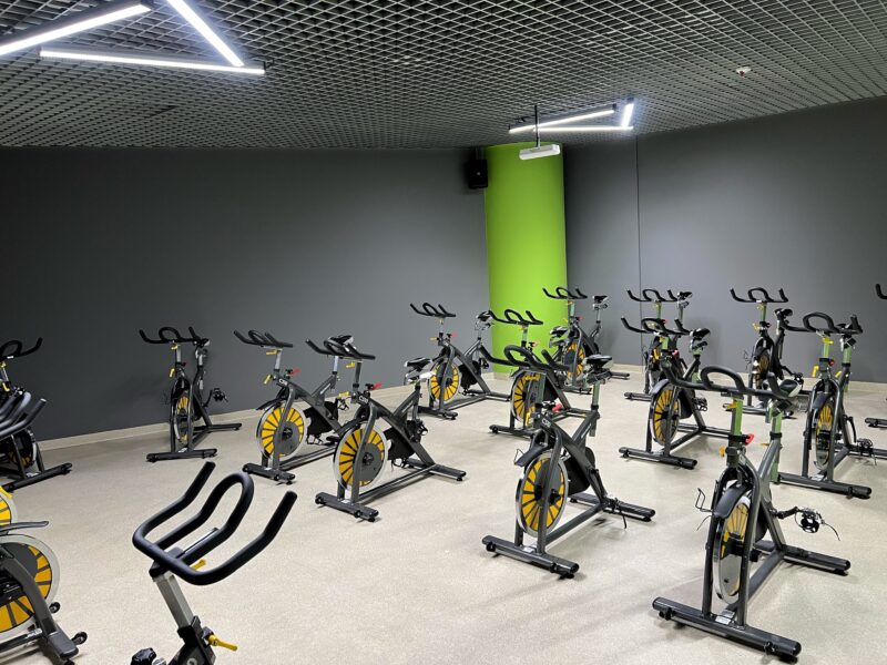 Sala Indoor Cycling z rowerami stacjonarnymi w Well Fitness Warszawa Złote Tarasy