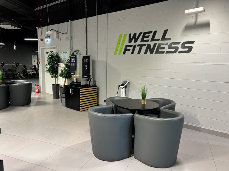 Strefa relaksu z wygodnymi fotelami w Well Fitness Warszawa Złote Tarasy