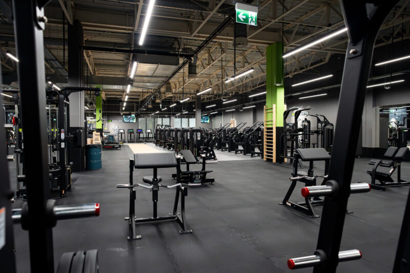 Nowoczesne maszyny siłowe w siłowni Well Fitness Piaseczno