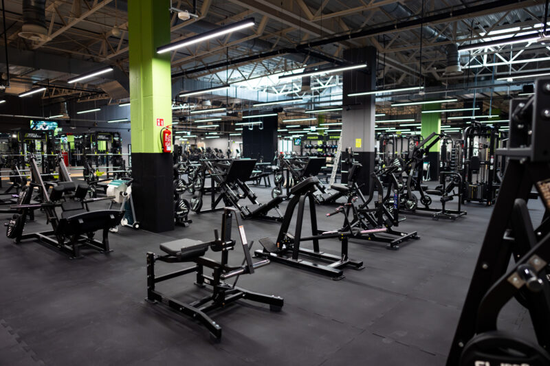 Panorama głównej sali fitness w Well Fitness Piaseczno – nowoczesne wnętrze i sprzęt do ćwiczeń