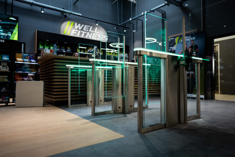 Recepcja i przestronne lobby siłowni Well Fitness Piaseczno