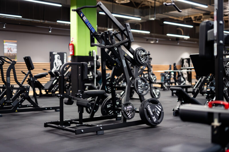 Maszyny do treningu klatki piersiowej i pleców w klubie Well Fitness Piaseczno