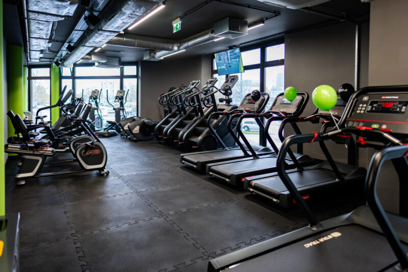 Strefa cardio – bieżnie i rowerki treningowe Nowoczesny sprzęt cardio – orbitreki i steppery