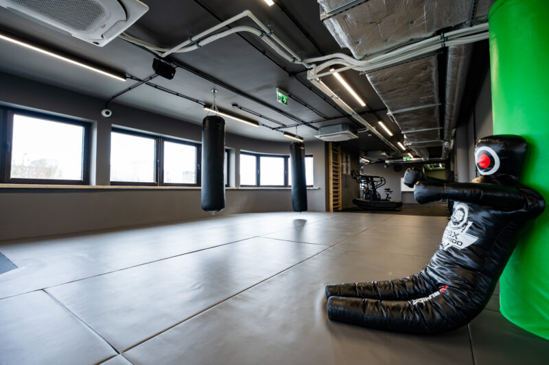Strefa FIGHT – worki bokserskie i przestrzeń do sportów walki Trening sztuk walki w Strefie FIGHT – mata i sprzęt do MMATrening sztuk walki w Strefie FIGHT Well Fitness Bemowo – mata i sprzęt do MMA