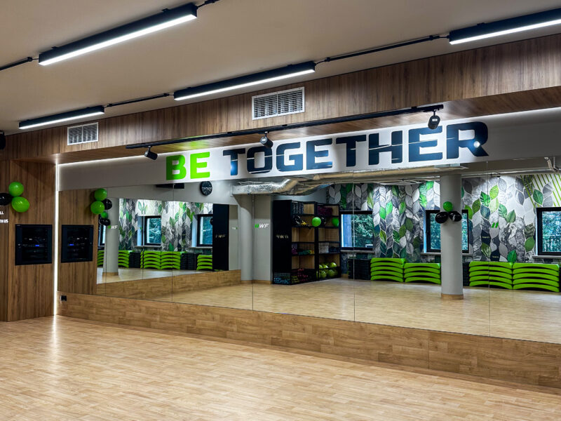 Przestronna sala fitness – miejsce zajęć grupowych Sala fitness – treningi grupowe i zajęcia fitness