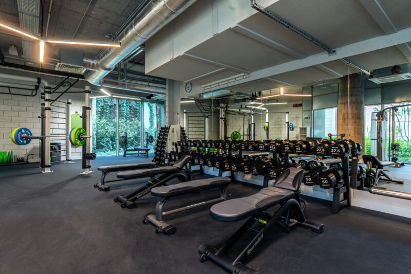 Ławki proste i strefa wolnych ciężarów – Well Fitness Browary Warszawskie