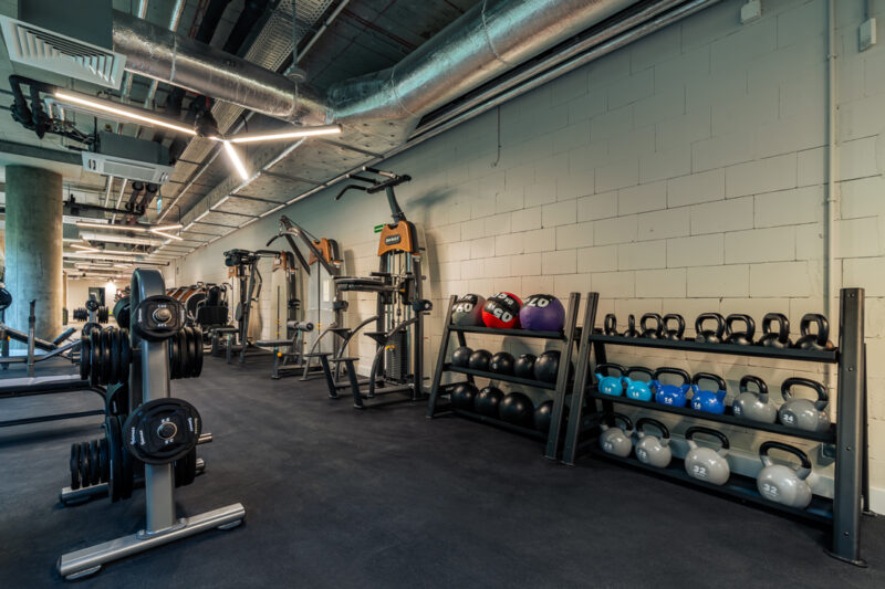 Hantle, kettlebells i akcesoria do ćwiczeń – siłownia Browary Warszawskie