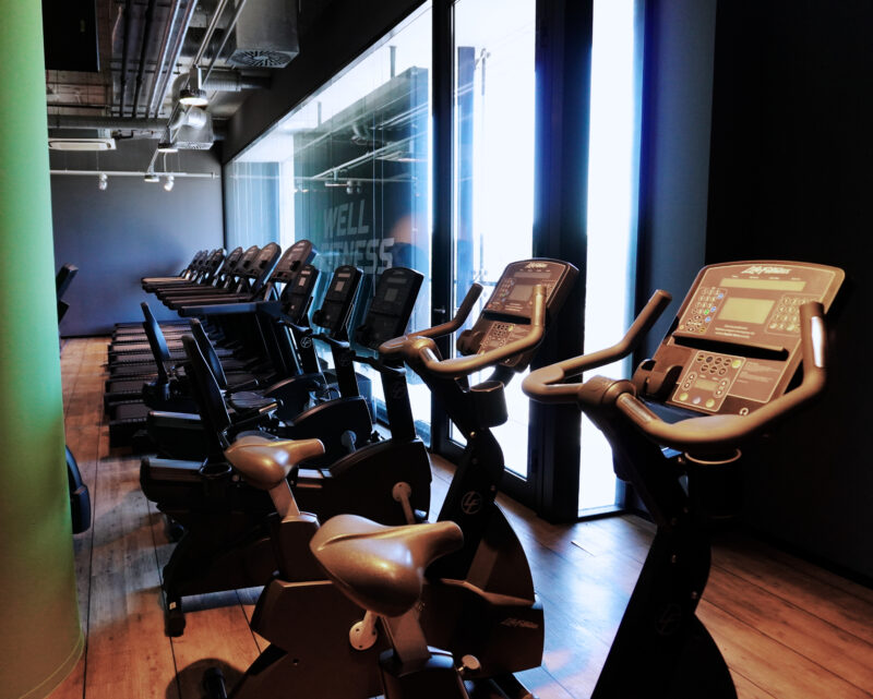 wnętrze siłowni well fitness warszawa plac zawiszy