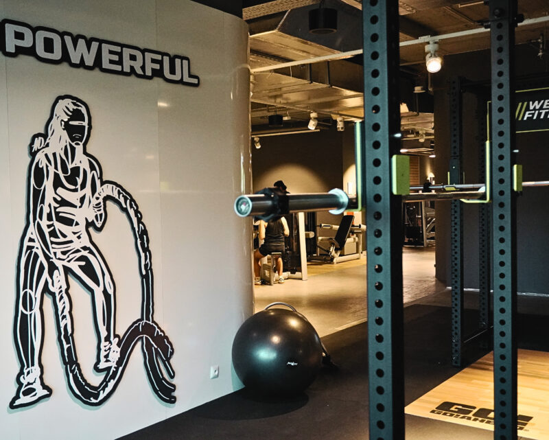 wnętrze siłowni well fitness warszawa plac zawiszy